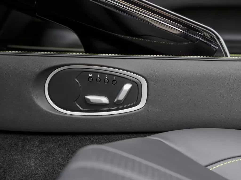 Aston Martin V8 Vantage -Lunar White- null-photo-17