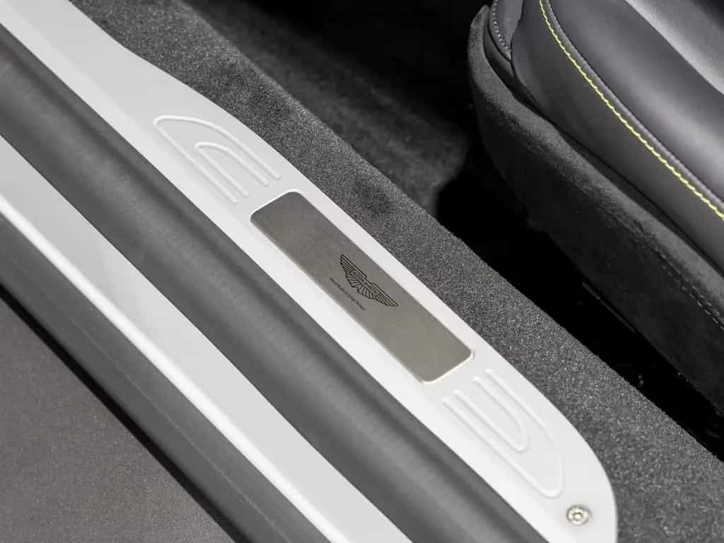 Aston Martin V8 Vantage -Lunar White- null-photo-19