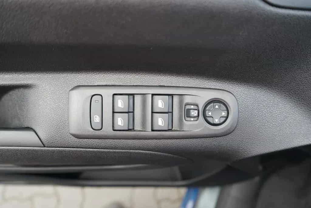 Opel Combo Life E 1.2 Elegance Fernlichtassistent PDC 05/2020-photo-30