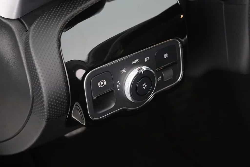 Mercedes-Benz A 200 A200 AMG Line LED Navi Sitzheizung Widescreen 02/2019-photo-19