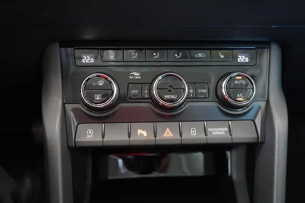 Skoda Karoq 1.5 16V TSI Style LED Navi Sitzheizung AHK 07/2019-photo-18