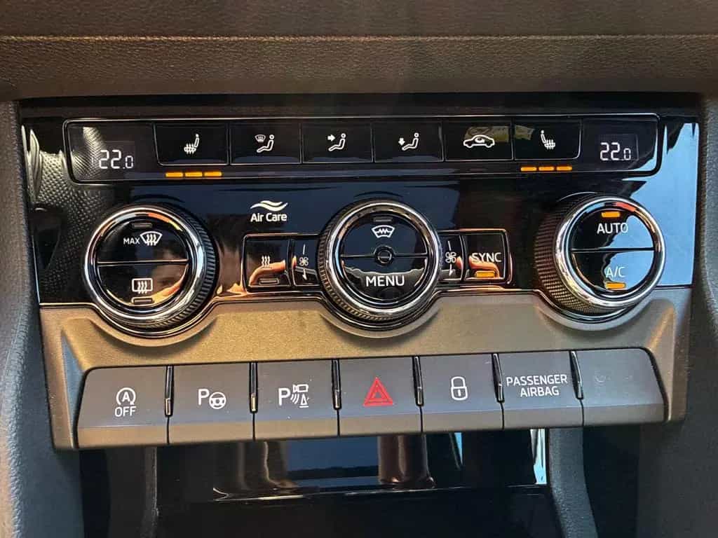 Skoda Karoq 2.0TSI DSG 4x4 SPORTLINE 360° ACC AHK PANO 01/2023-photo-17