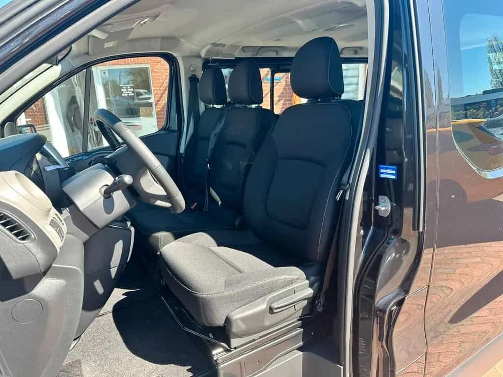 Renault Trafic Combi L2H1 Expression NAVI TMP 9 Sitzer 02/2018-photo-16
