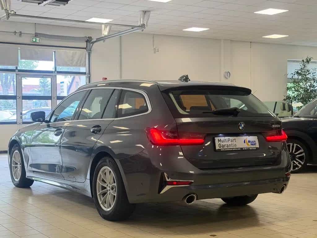 BMW 320 d LuxuryLine Aut/AHK/Pan/Park/StGo/SportSitz 12/2021-photo-1