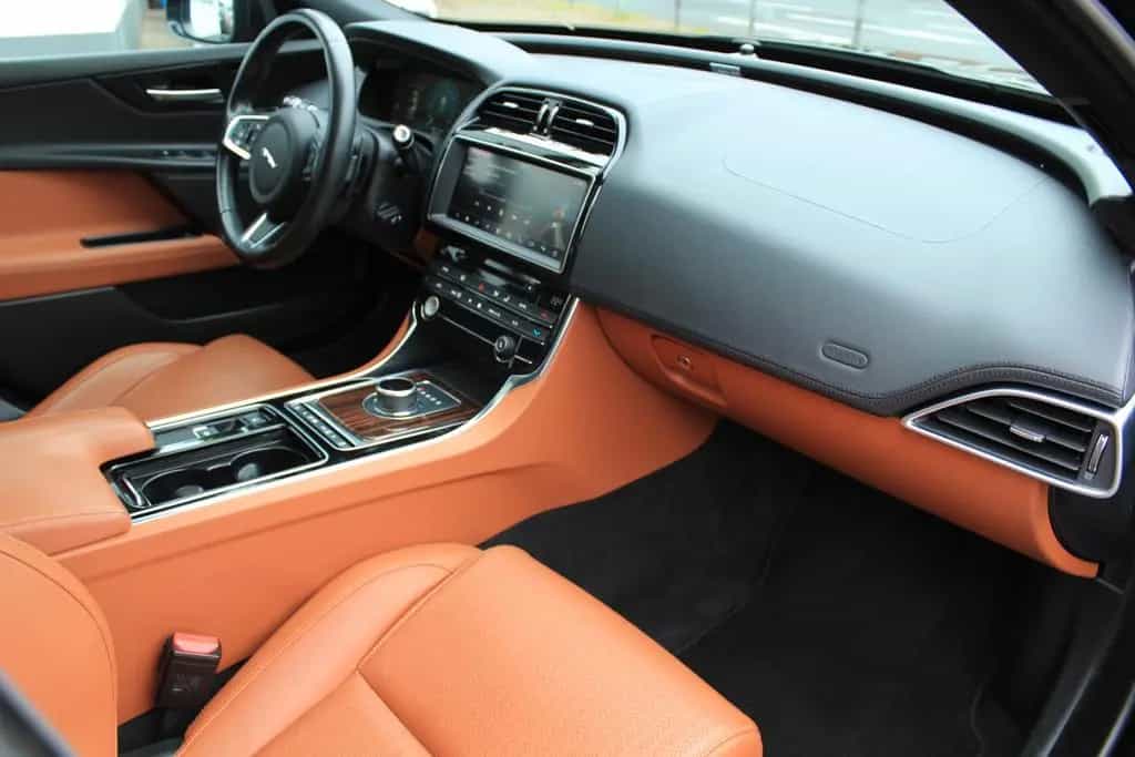 Jaguar XE 25t+PANORAMA+KAMERA+AHK+NAVI+LEDER 08/2018-photo-13