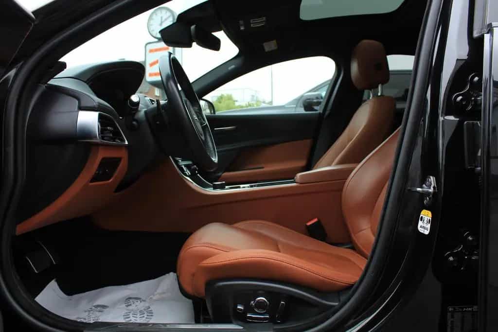 Jaguar XE 25t+PANORAMA+KAMERA+AHK+NAVI+LEDER 08/2018-photo-18
