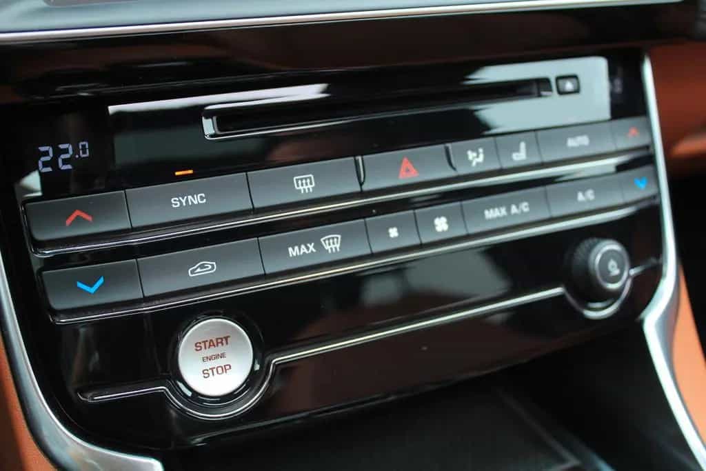 Jaguar XE 25t+PANORAMA+KAMERA+AHK+NAVI+LEDER 08/2018-photo-22