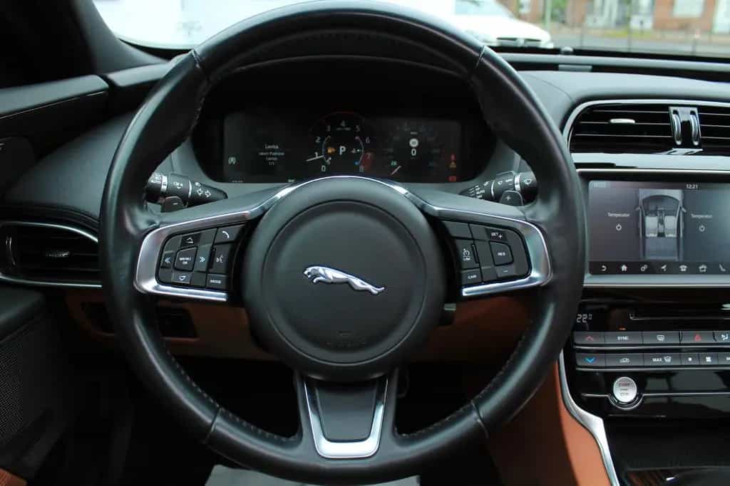 Jaguar XE 25t+PANORAMA+KAMERA+AHK+NAVI+LEDER 08/2018-photo-24