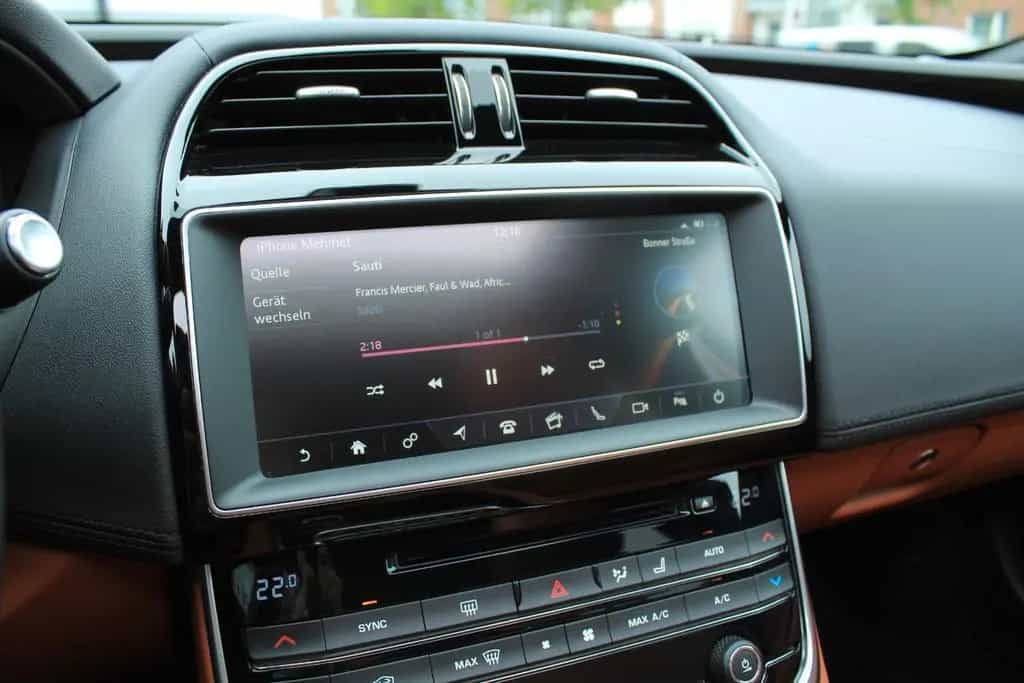 Jaguar XE 25t+PANORAMA+KAMERA+AHK+NAVI+LEDER 08/2018-photo-27