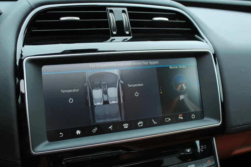 Jaguar XE 25t+PANORAMA+KAMERA+AHK+NAVI+LEDER 08/2018-photo-28