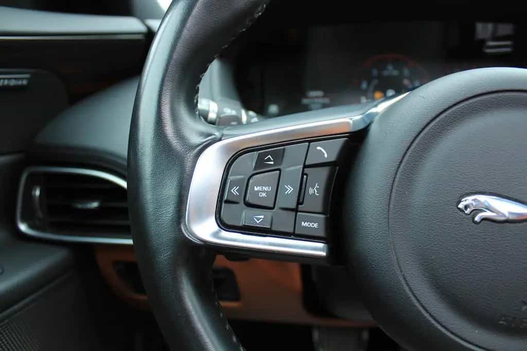 Jaguar XE 25t+PANORAMA+KAMERA+AHK+NAVI+LEDER 08/2018-photo-29