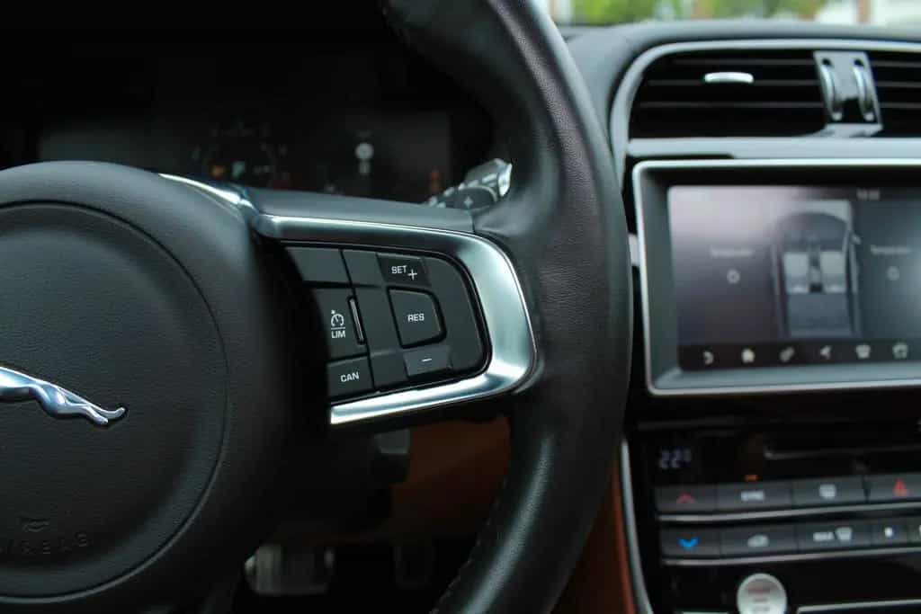 Jaguar XE 25t+PANORAMA+KAMERA+AHK+NAVI+LEDER 08/2018-photo-32