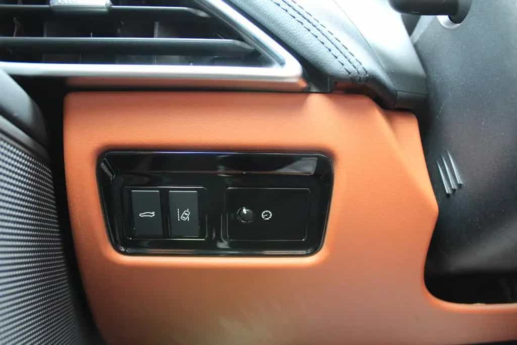 Jaguar XE 25t+PANORAMA+KAMERA+AHK+NAVI+LEDER 08/2018-photo-33