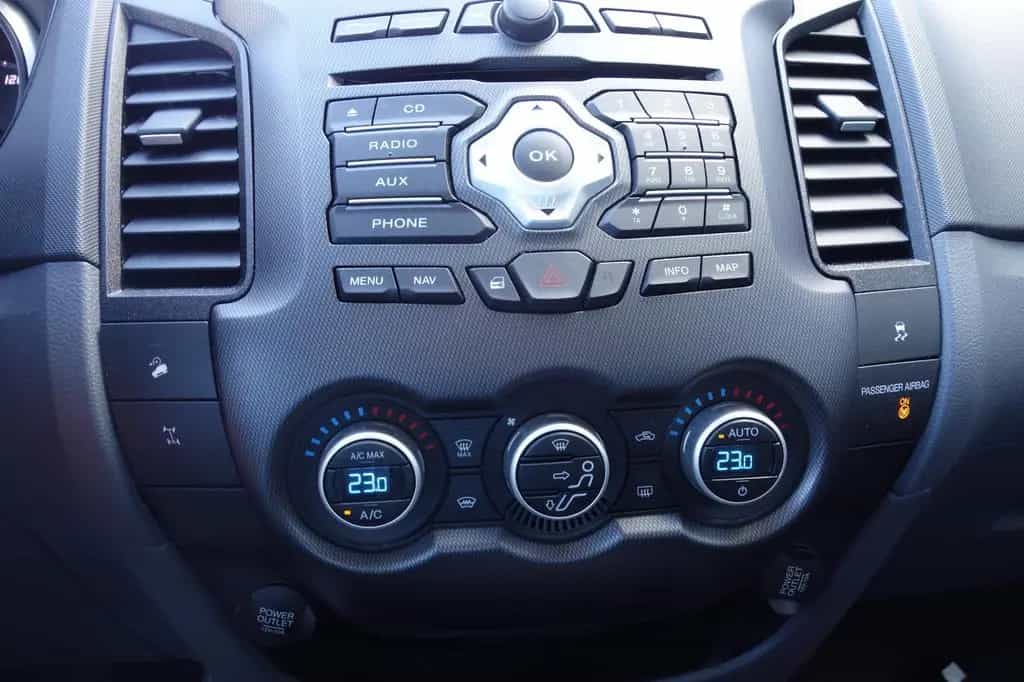 Ford Ranger 3,2 TDCI V6 Wildtrak DoKa 4x4 AHK/KAM/NAV 01/2016-photo-10