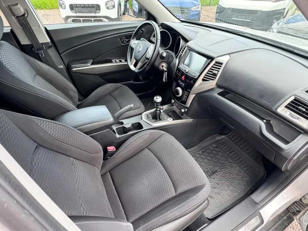 Ssangyong Tivoli 1.6 e-XDi Sapphire 2WD *Navi*Kamera*AHK * 03/2017-photo-3