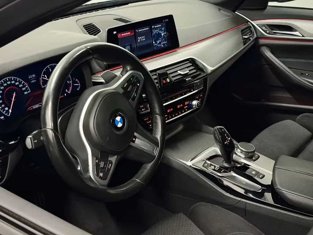 BMW 5 Series 520d M-PAKET PANO/R-KAM/L-HZG/VIRTUAL/AMBIENTE 11/2018-photo-28