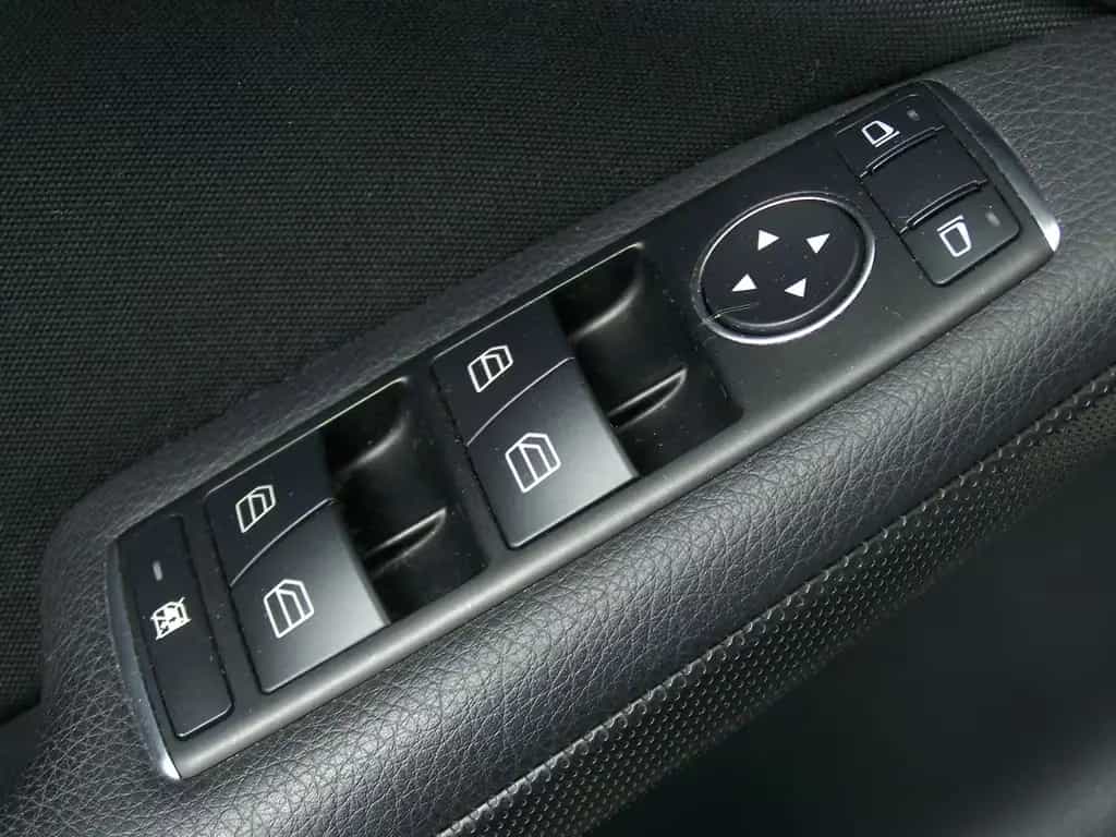 Mercedes-Benz GLA 200 AUTOM 1.HAND+NAVI+KAMERA+SITZH+TEMP+AMBI 05/2014-photo-7