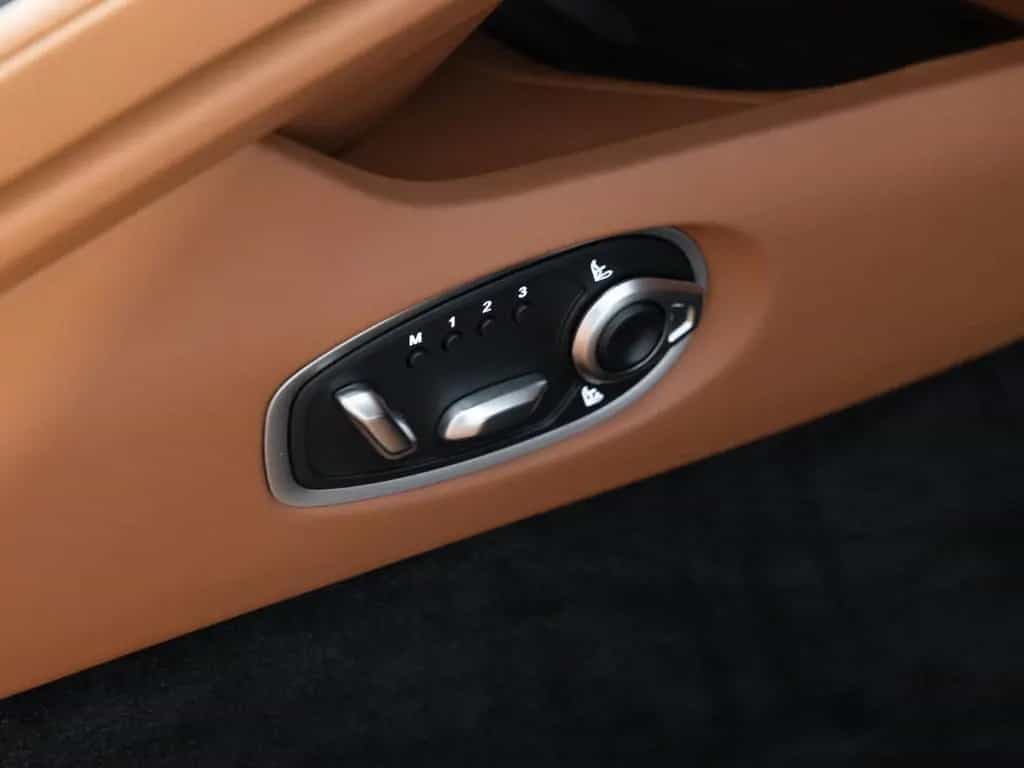 Aston Martin DB12 Volante | Q - Options | Jewellery Pack 04/2025-photo-26
