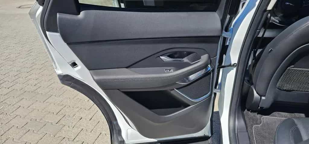 Jaguar E-Pace 03/2020-photo-16