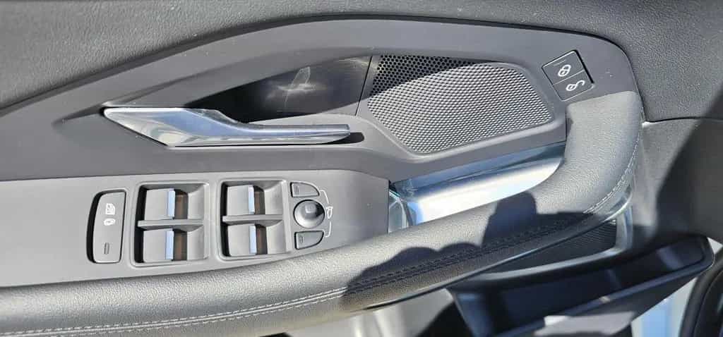 Jaguar E-Pace 03/2020-photo-23