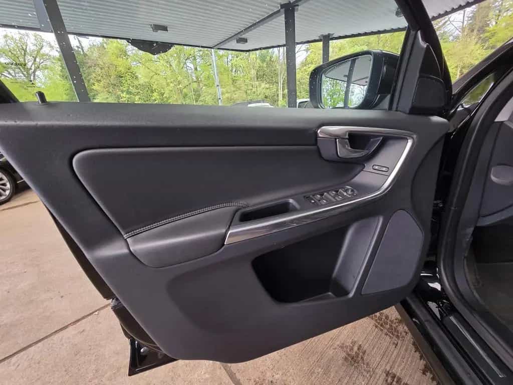 Volvo XC 60 Automatik Summum 2WD LEDER/AHK/Navi/MEMORY 06/2017-photo-36