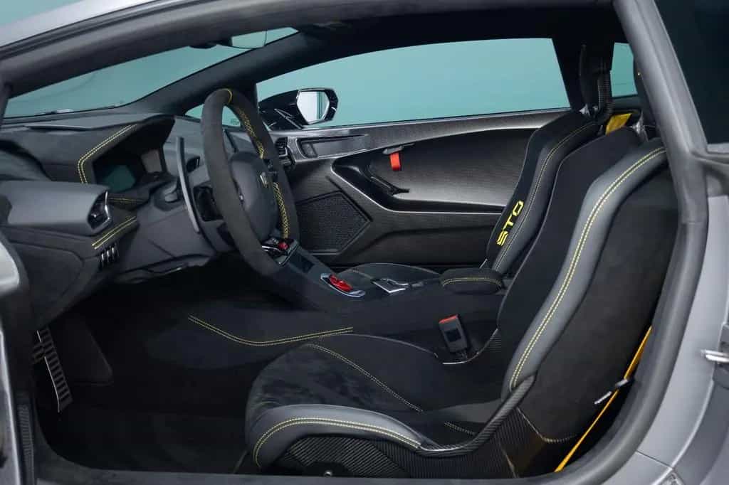 Lamborghini STO | 1st Hand | Serviced | Full PPF 04/2023-photo-7
