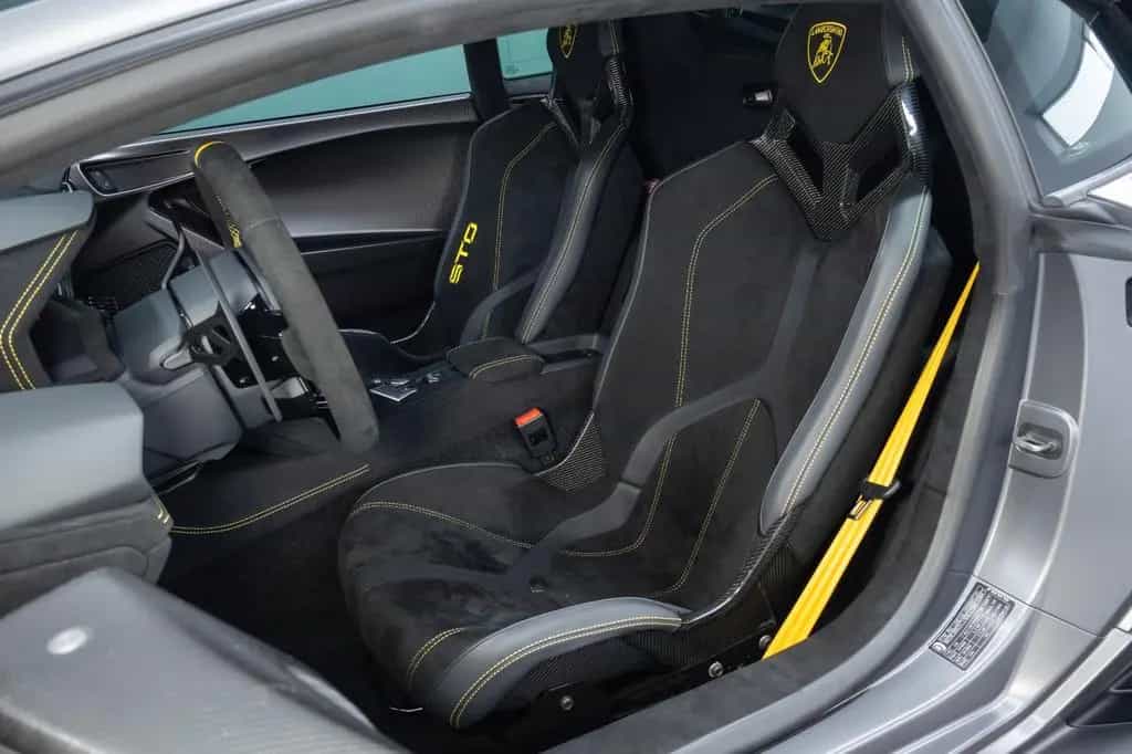 Lamborghini STO | 1st Hand | Serviced | Full PPF 04/2023-photo-8