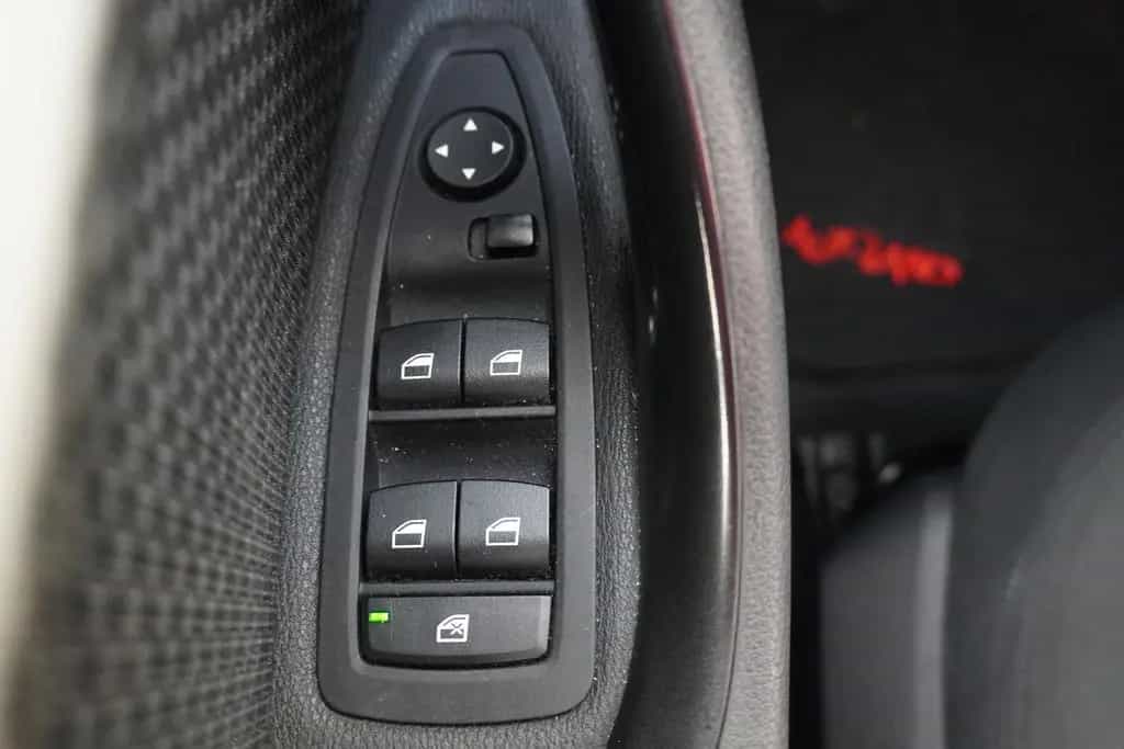 BMW X1 sDrive 18i Steptronic LED Navi Business SHZ T 12/2017-photo-16