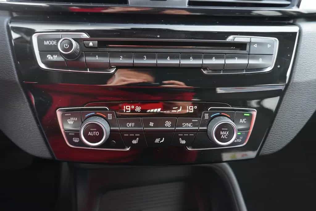BMW X1 sDrive 18i Steptronic LED Navi Business SHZ T 12/2017-photo-26
