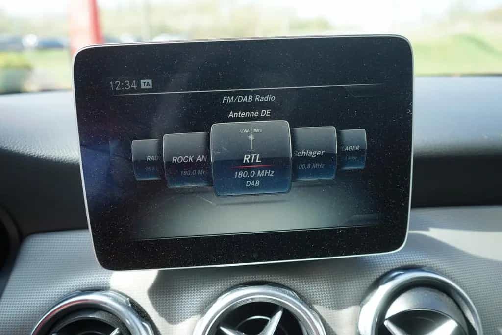 Mercedes-Benz GLA 200 Standard LED Navi Totwinkel ACC Memory 12/2018-photo-15