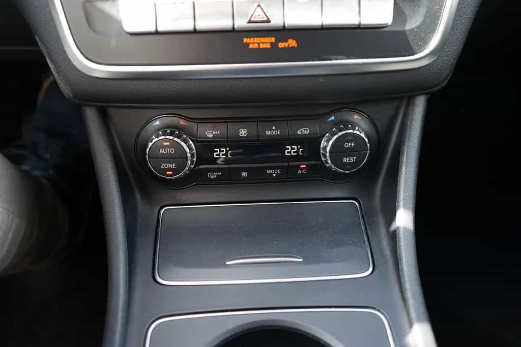 Mercedes-Benz GLA 200 Standard LED Navi Totwinkel ACC Memory 12/2018-photo-20