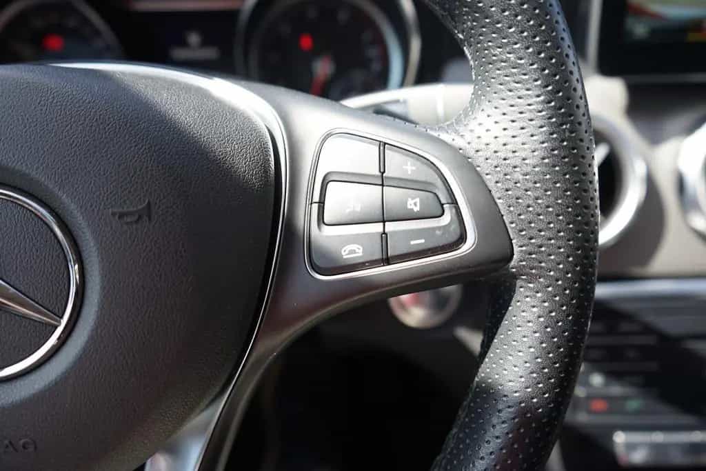 Mercedes-Benz GLA 200 Standard LED Navi Totwinkel ACC Memory 12/2018-photo-23