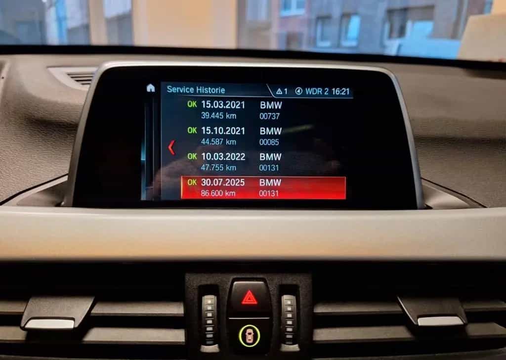 BMW X1 sDrive18i Automatik nur88Tkm Navi SCHIEBEDACH 08/2018-photo-13