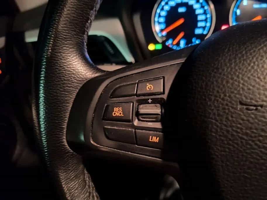 BMW X1 sDrive18i Automatik nur88Tkm Navi SCHIEBEDACH 08/2018-photo-20