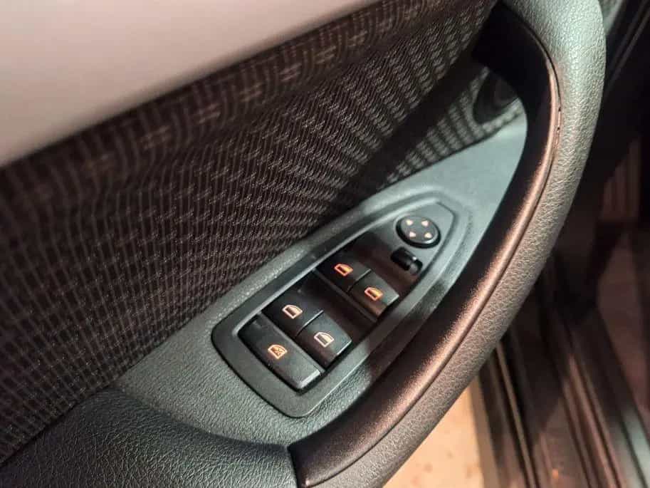 BMW X1 sDrive18i Automatik nur88Tkm Navi SCHIEBEDACH 08/2018-photo-22