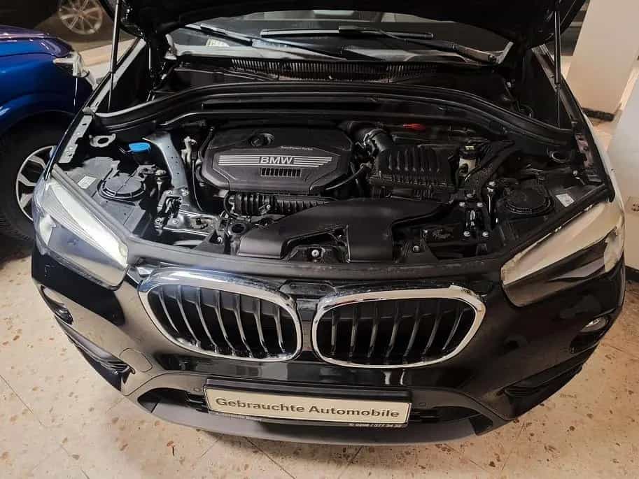 BMW X1 sDrive18i Automatik nur88Tkm Navi SCHIEBEDACH 08/2018-photo-29