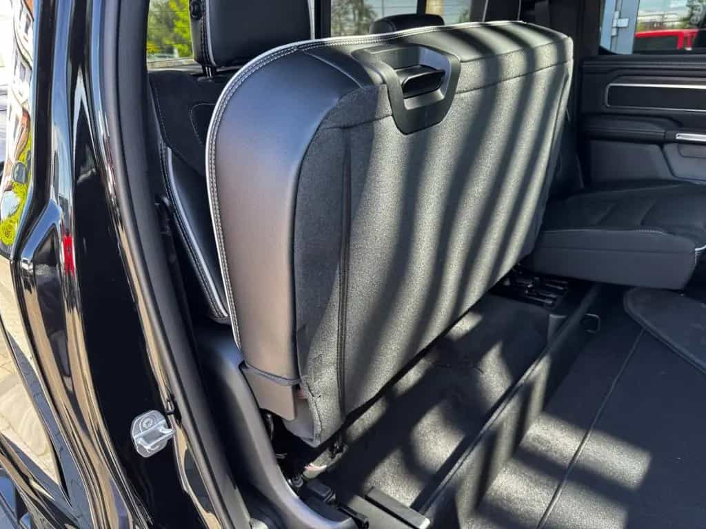 Dodge RAM 1500 Laramie Night Top Ausstattung 3 Jahre G null-photo-37