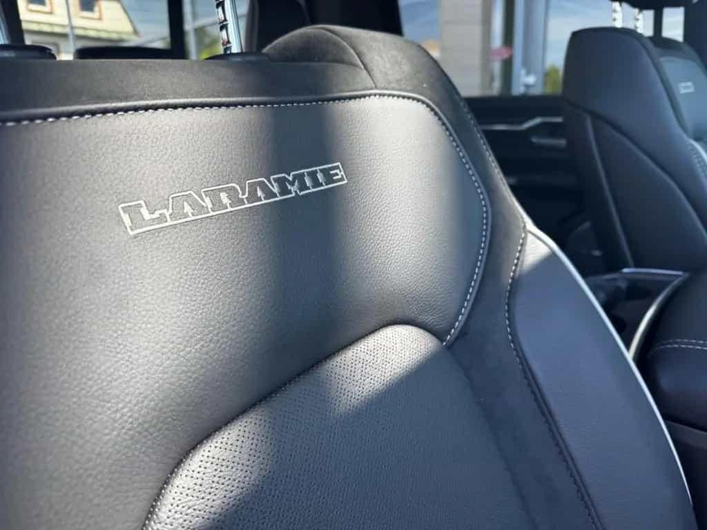 Dodge RAM 1500 Laramie Night Top Ausstattung 3 Jahre G null-photo-14