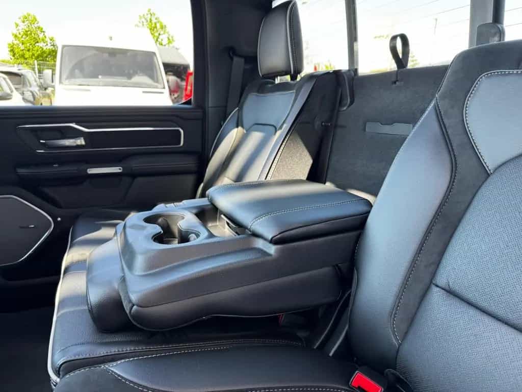 Dodge RAM 1500 Laramie Night Top Ausstattung 3 Jahre G null-photo-31