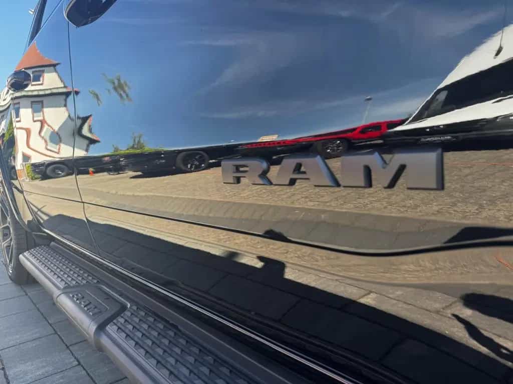 Dodge RAM 1500 Laramie Night Top Ausstattung 3 Jahre G null-photo-10