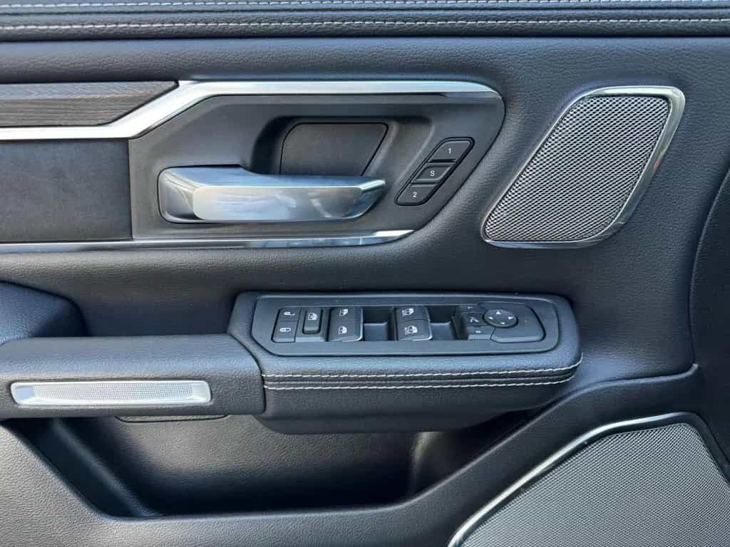 Dodge RAM 1500 Laramie Night Top Ausstattung 3 Jahre G null-photo-22