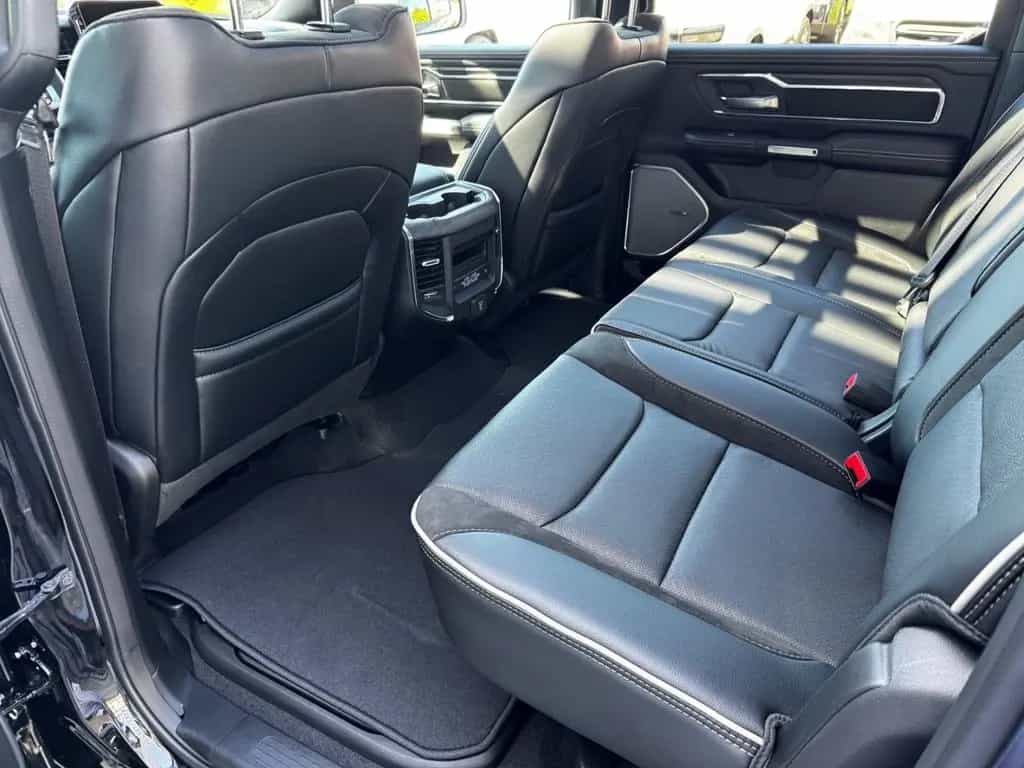 Dodge RAM 1500 Laramie Night Top Ausstattung 3 Jahre G null-photo-29