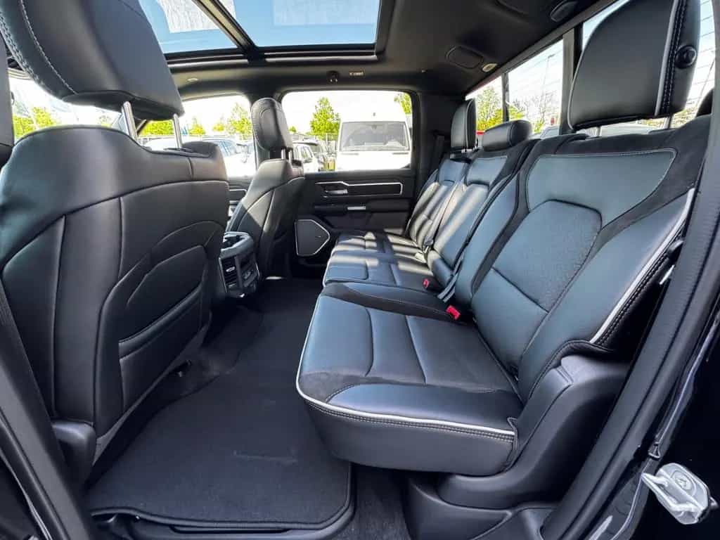 Dodge RAM 1500 Laramie Night Top Ausstattung 3 Jahre G null-photo-30