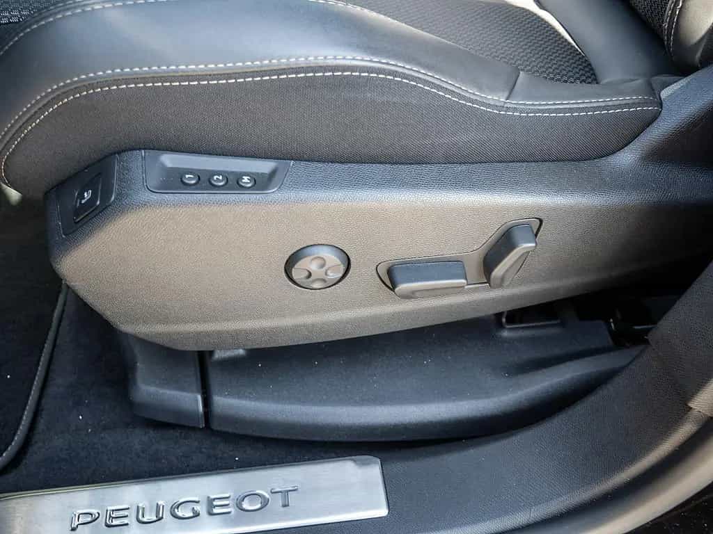 Peugeot 3008 1.5 GT EL. HECKKL. NAVI AHK ACC PANO LED 01/2024-photo-17
