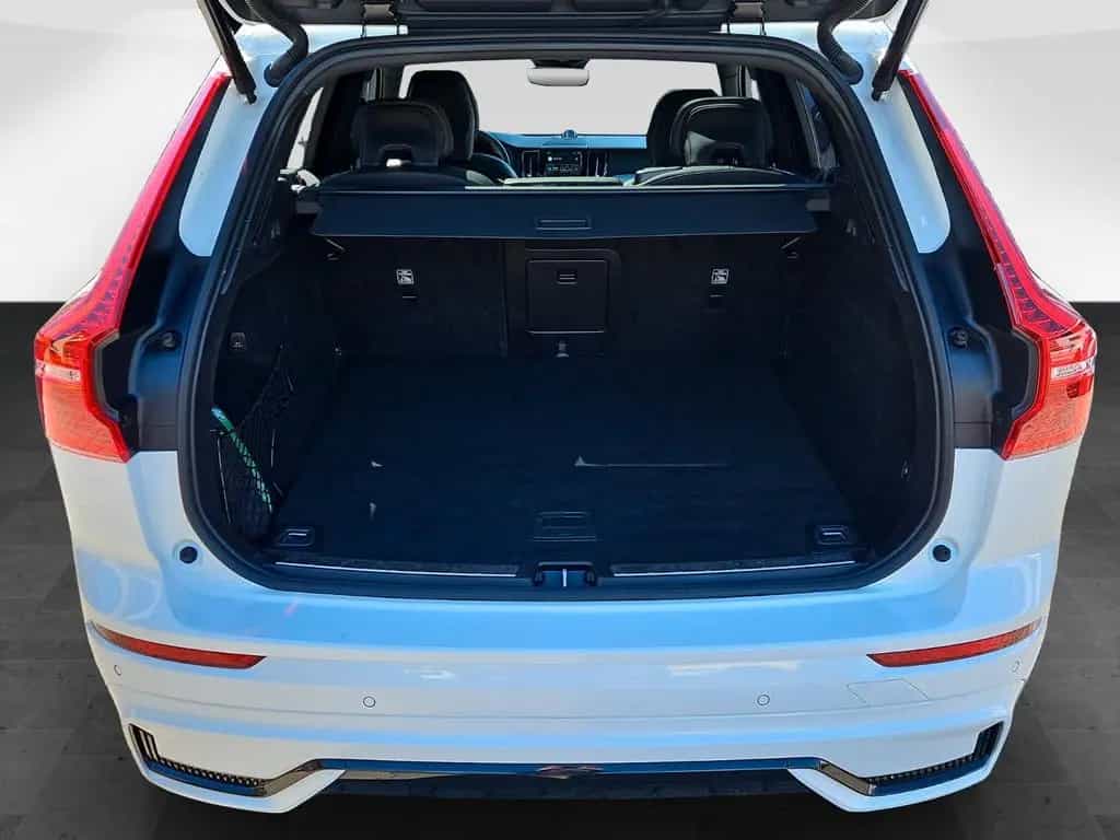 Volvo XC60 B4 AWD Ultimate Dark AHK+PANORAMA+B&W 02/2023-photo-16