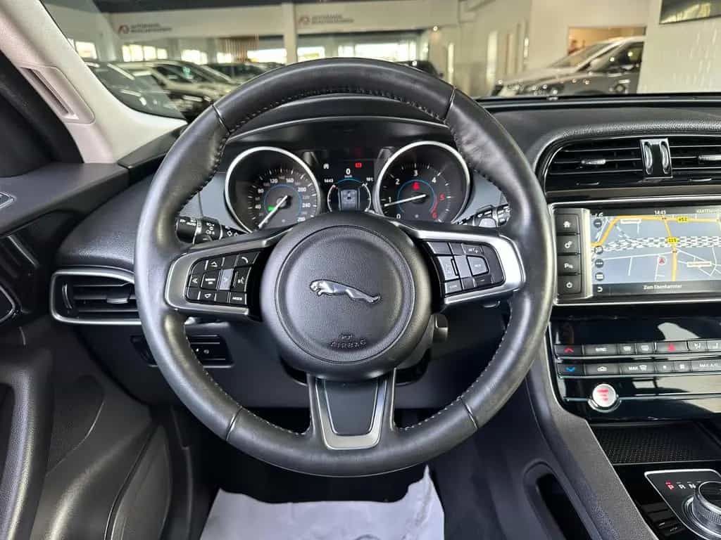 Jaguar F-Pace 2.0d Prestige AWD*Rentnerfzg*19Tkm*S-Heft 08/2017-photo-11