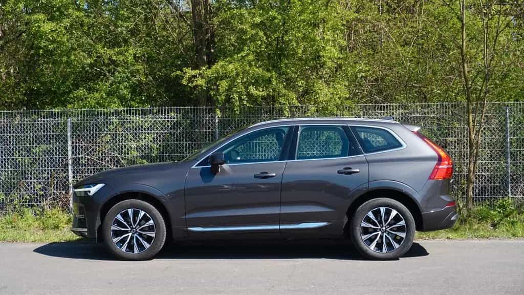 Volvo XC60 B4 Plus Bright PilotAs/Pano/AHK/Cam/TWA/Key 11/2022-photo-0