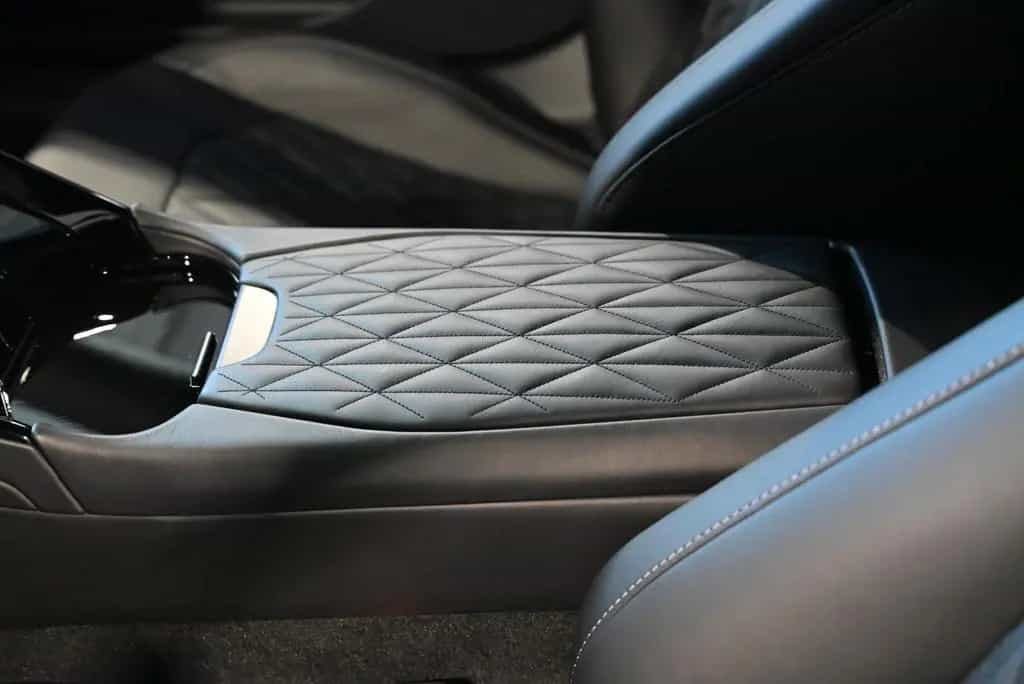 Aston Martin DB12 Coupe/Onyx Black/Sport Monotone/Dark Chrome 04/2026-photo-44