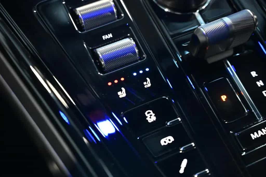 Aston Martin DB12 Coupe/Onyx Black/Sport Monotone/Dark Chrome 04/2026-photo-47