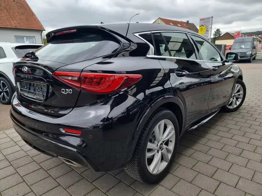 Infiniti Q30 d Premium Aut-F1 Nav LED SHZ Tempomat PERFEKT 01/2017-photo-1